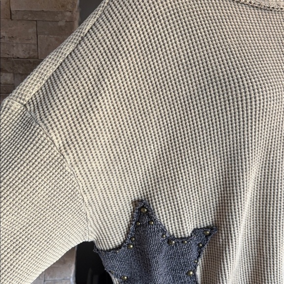 Oil & Hali tan thermal waffle weave long sleeve shirt stars and grommets hi lo - Picture 4 of 16